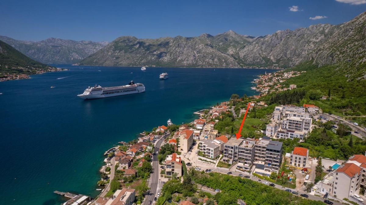 Apartment in the New Alkima Complex, 200 m from the Sea, Dobrota, Kotor
